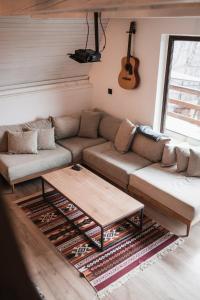 Una sala de estar con un sofá y una mesa de café. en Forrest House, en Doboj