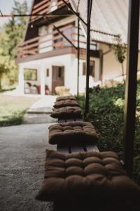 una hilera de troncos frente a una casa en Forrest House, en Doboj 30 fotos más