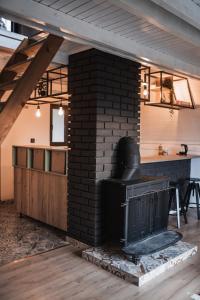 Un horno de ladrillo en una habitación con una mesa y una encimera en Forrest House, en Doboj