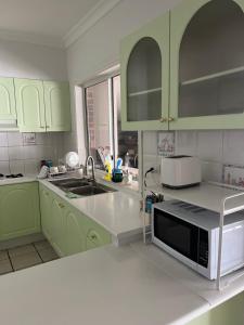 Η κουζίνα ή μικρή κουζίνα στο Queen room with shared bathroom