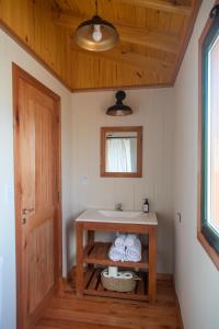 a bathroom with a sink and a mirror at Marisma Camps 