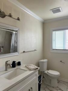 Ένα μπάνιο στο Single Room w/ Private Entrance - Shared Bathroom