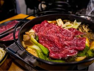 un poêle rempli de viande et de légumes dans l'établissement Toyotakeyashiki - Vacation STAY 37187v, à Towa