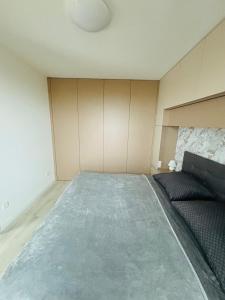 a room with a bed and a couch at Moruse airport apartment in Prievoz