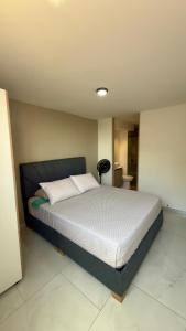 a bedroom with a large bed in a room at 2 min Ukumari luxury apartment in Cerritos Pereira in Pereira