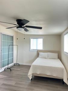 Ένα ή περισσότερα κρεβάτια σε δωμάτιο στο Single Room w/ Private Entrance - Shared Bathroom