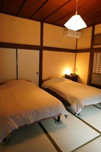 a bedroom with two beds in a room at Toyotakeyashiki - Vacation STAY 23445v in Towa