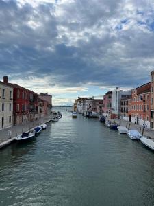 Blick auf einen Kanal in einer Stadt mit Booten in der Unterkunft Casa di Zara in Venedig