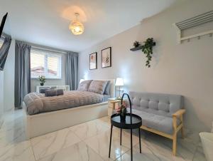 un dormitorio con una cama y un sofá en Spacious 5br Home In Central Liverpool Parking, en Liverpool 22 fotos más