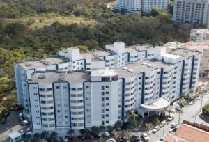 Una vista aérea de un gran edificio de apartamentos blanco. en Aguas da Serra Flat Terra Thermas, en Rio Quente