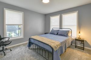 Postel nebo postele na pokoji v ubytování Walk to Main Street! Updated Norwich Home