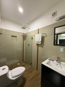ein Badezimmer mit Toilette, Waschbecken und Dusche in der Unterkunft Hotel Santa Teresa in Tequila
