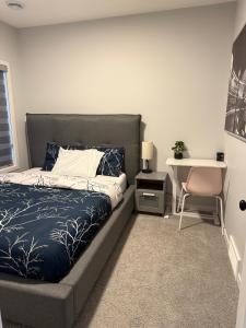 YYCにあるRelax, Recharge, Repeat 2Bedroom Walkout Havenのベッドと机と椅子のある寝室