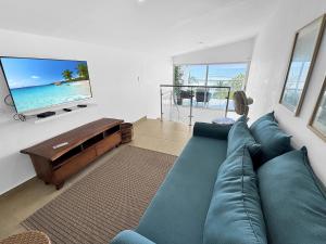 Televisyen dan/atau pusat hiburan di Luxury Oceanfront Penthouse 5th & 6th Floors w 2 Balconies