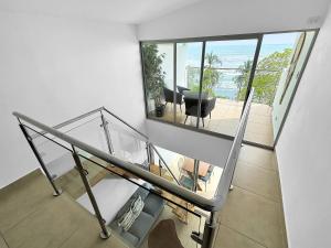 Photo de la galerie de l'établissement Luxury Oceanfront Penthouse 5th & 6th Floors w 2 Balconies, à Bejuco 16 autres photos