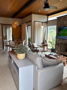 TV a/nebo společenská místnost v ubytování Casa de Campo em Secretário, Charme e tranquilidade + 10 fotografií