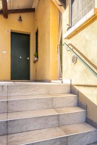 RialeにあるFlat Unipol Arenaの緑の扉付きの建物前の階段