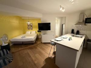 Un pat sau paturi într-o cameră la Studio 204 cosy au centre de Bruxelles