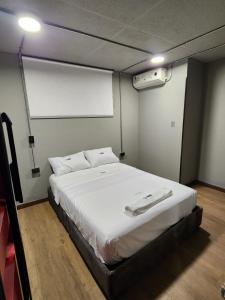 a bedroom with a large white bed in a room at Eureka Living in Bucaramanga