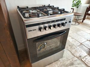un forno a piano cottura in cucina di LAuberge de Douma Full House in Batroun a Douma