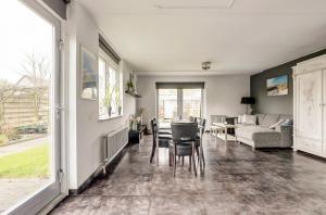 a living room with a couch and a table at Wellness huis voor 6 personen aan het strand 'Zeeuwse Rust' in Wemeldinge