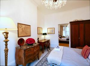 Voodi või voodid majutusasutuse Seafront Luxury Super King Suites Villa parking toas