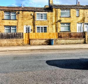an empty street in front of a brick building at Thornton Road Lodge -Room 1 in Bradford