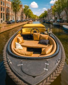 un barco en el agua en un canal en Luxury Houseboat, en Ámsterdam