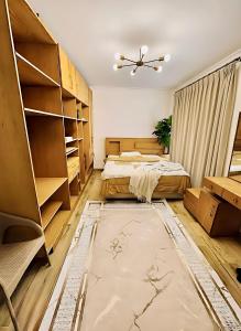 Un dormitorio con dos camas y un ventilador de techo. en 2Bedroom Apartment and Living Room at Shiekh Zayed, en Sheikh Zayed