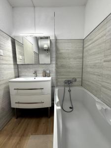 Ένα μπάνιο στο Studio 4pers rénové avec jardin et place privée