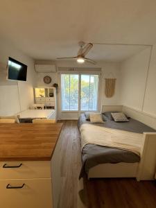 Ένα ή περισσότερα κρεβάτια σε δωμάτιο στο Studio 4pers rénové avec jardin et place privée