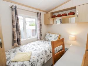 Un pat sau paturi într-o cameră la Cates Cozy Cabin