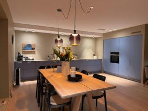 a dining room and kitchen with a table and chairs at Aurora Panorama in Tromsø