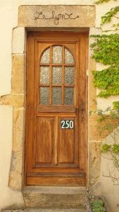 a wooden door with a sign on top of it at Gîte le Lynx in Passenans