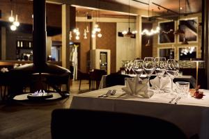 ein Tisch mit Weingläsern darauf in einem Restaurant in der Unterkunft Balder Luxury Lodge & Glass Igloos in Levi + 36 Fotos