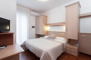 A bed or beds in a room at B&B Airone Cervia - Camere e Appartamenti