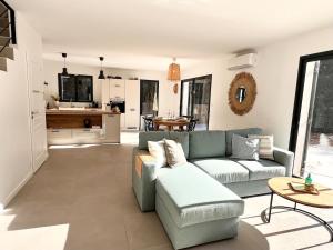 una sala de estar con un sofá y una mesa en Villa Mimosa, en Venasque