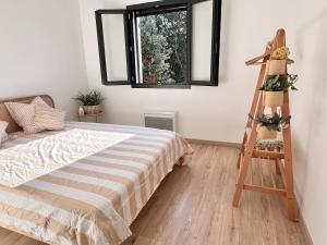 1 dormitorio con cama, escalera y ventana en Villa Mimosa, en Venasque 25 fotos más
