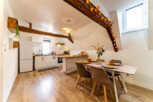 a kitchen and dining room with a table and chairs at Le Nid - Hypercentre - 3 beds - Wifi - Netflix in Cambrai