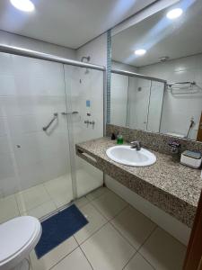 a bathroom with a sink and a shower at Flat Executivo Blue Tree Moderno e Aconchegante in Manaus