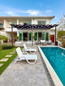Casa con piscina y 2 tumbonas en Vacation Home Escape & Villa with pool, en El Morro