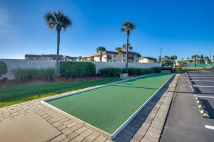 een tennisbaan in een oprit met palmbomen bij Resort Condo Steps to Beach Snowbirds Welcome! in Saint Augustine Beach