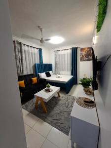 een woonkamer met een bank en een tafel bij Zamara homes 