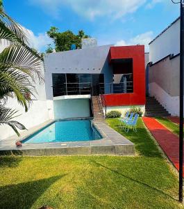 a house with a swimming pool in the yard at Casa con alberca en Morelos in Barranca Honda