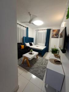 een woonkamer met een bank en een tafel bij Zamara homes 