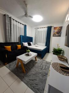 een woonkamer met een bank en een tafel bij Zamara homes 