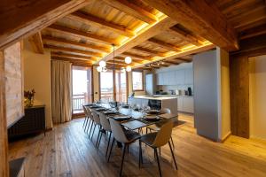 une salle à manger avec une longue table et des chaises dans l'établissement Chalet Chalmers, à Peisey-Nancroix