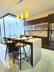 a kitchen with a table and chairs in a kitchen at Hogar Tu Santuario Uruapan in Uruapan del Progreso