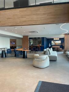 ベレンにあるHoliday Inn Express Belem Ananindeua by IHGのソファ2つとテーブルのあるリビングルーム