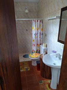 une salle de bain avec toilettes, lavabo et douche dans l'établissement Casa 800m da praia do Curral, à Ilhabela 9 autres photos